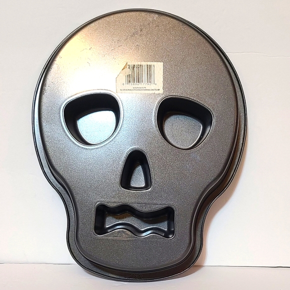 Wilton Skull Cake Pan Non Stick 9.5" x 12" Halloween Skeleton - Picture 2 of 4